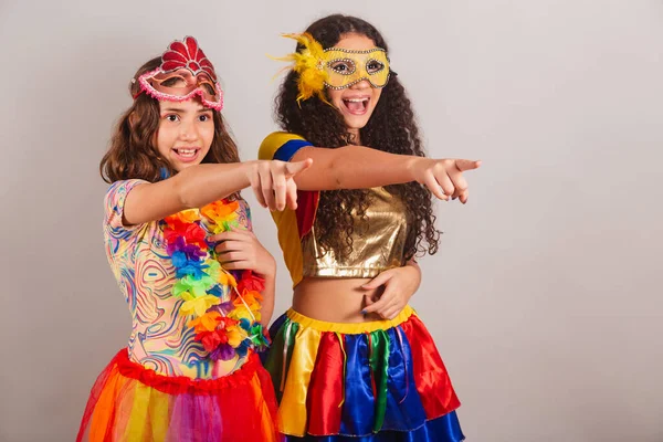Brasilianische Freundinnen Karnevalskleidung Zeigt Auf Etwas Der Ferne — Stockfoto