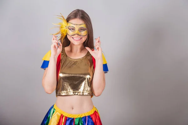 Braziliaanse Blonde Vrouw Gekleed Frevo Kleding Carnaval Masker Gelukkig Teken — Stockfoto