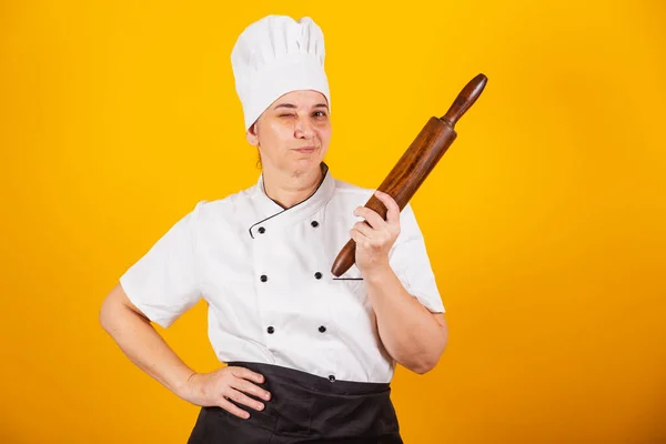 Femme Brésilienne Adulte Chef Maître Gastronomie Cuisiner Tenir Rouleau Pâtisserie — Photo