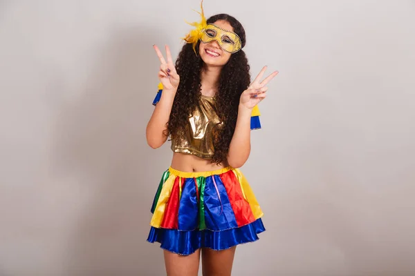 Genç Bir Kız Brezilyalı Frevo Elbiseli Karnaval Maske Barış Işareti — Stok fotoğraf