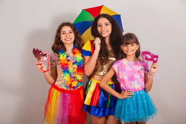 Brasilianische Freundinnen Karnevalskleidung Lächeln Für Ein Foto — Stockfoto