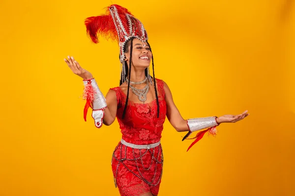 Bella Donna Brasiliana Nera Con Abiti Carnevale Rosso Braccia Aperte — Foto Stock