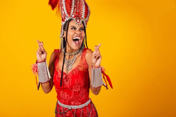 Schöne Schwarze Brasilianerin Mit Roter Karnevalskleidung Daumen Drücken Glück Wunsch — Stockfoto