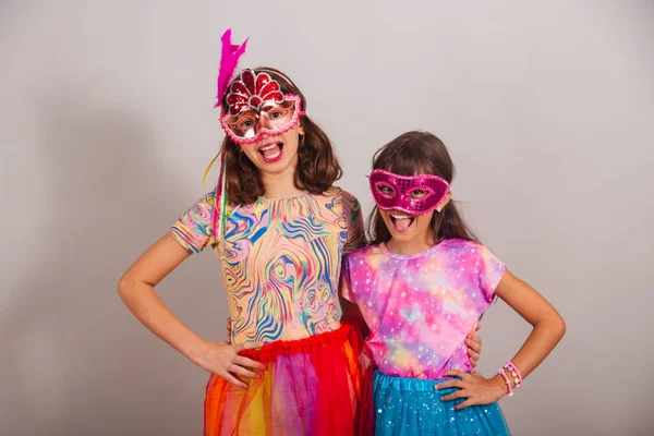 Twee Braziliaanse Kinderen Meisjes Gekleed Carnavalskleding Knuffelen Glimlachen Naar Camera — Stockfoto