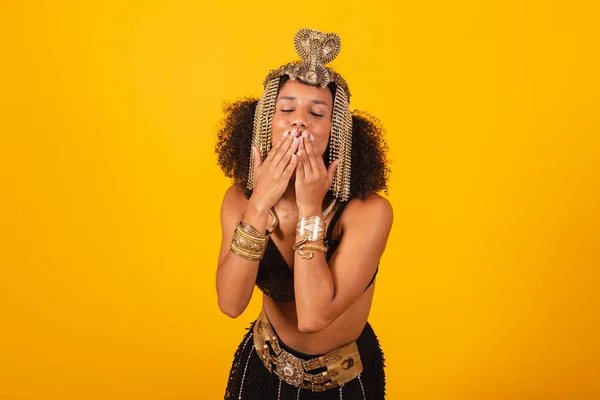 Schöne Schwarze Brasilianerin Kleopatra Karnevalskleidung Die Küsschen Schickt — Stockfoto