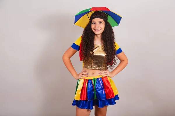 Genç Bir Kız Brezilyalı Frevo Elbiseli Karnaval Şemsiye Şapkalı — Stok fotoğraf