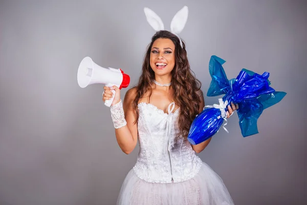 Tavşan Elbiseli Brezilyalı Kadın Paskalya Yumurtası Megafonla — Stok fotoğraf