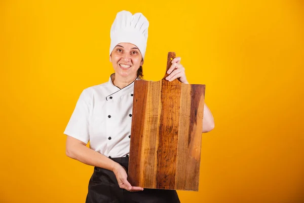 Dorosła Brazylijka Szef Kuchni Mistrz Gastronomii Trzymanie Drewnianej Deski — Zdjęcie stockowe
