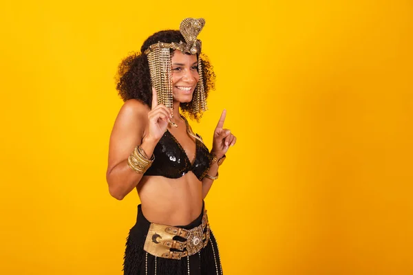 美しい黒ブラジルの女性 クレオパトラのカーニバルの服で ダンスやパーティー — ストック写真