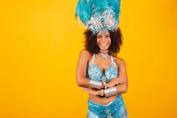 Bella Donna Brasiliana Nera Con Abiti Carnevale Blu Corona Piume — Foto Stock