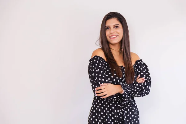 美丽的巴西女人 企业家 黑衣与白色细节 双臂交叉 — 图库照片