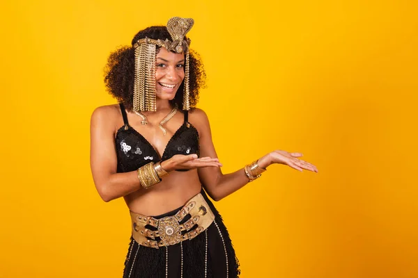Beautiful Black Brazilian Woman Cleopatra Carnival Clothes Presenting Something Right — Stock Photo, Image