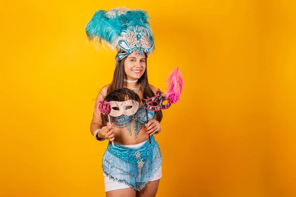 Красивая Бразильская Женщина Сине Белой Карнавальной Одежде Перьями Руках Карнавальными — стоковое фото