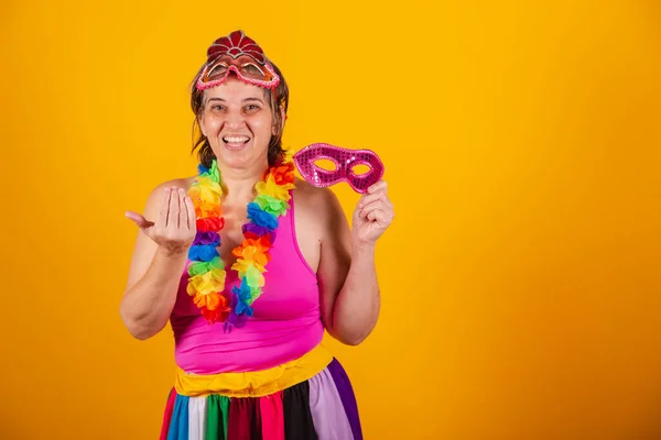 Volwassen Vrouw Carnavalskleding Glimlachend Naar Camera Met Een Kermismasker Uitnodigen — Stockfoto