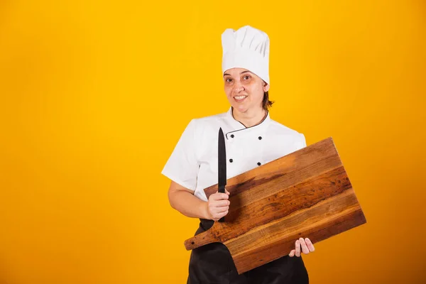 Dorosła Brazylijka Szef Kuchni Mistrz Gastronomii Trzymanie Drewnianej Deski Noża — Zdjęcie stockowe