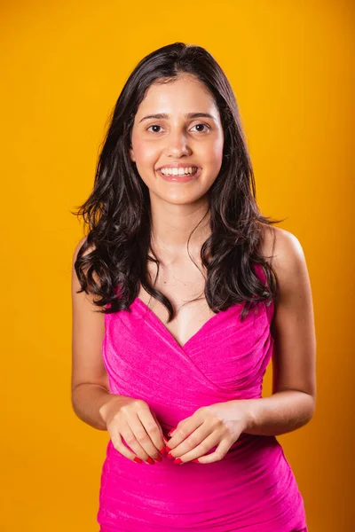 身穿粉色衣服的巴西妇女 背景为黄色 照片呈垂直照片 — 图库照片
