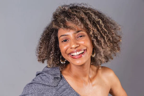 Brezilyalı Siyah Kadın Güzel Yakın Plan Fotoğraf Gülümsüyor Son Derece — Stok fotoğraf
