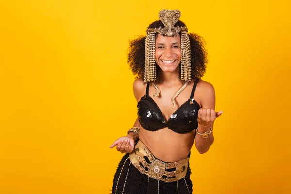 Красивая Бразильская Черная Женщина Карнавальной Одежде Клеопатры Приглашая Руками — стоковое фото