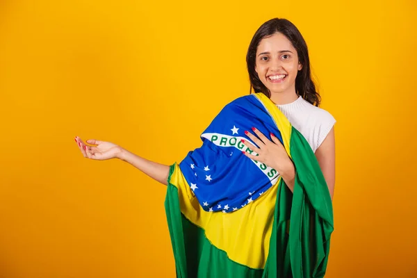 美丽的巴西女人 头戴巴西国旗做披风 — 图库照片