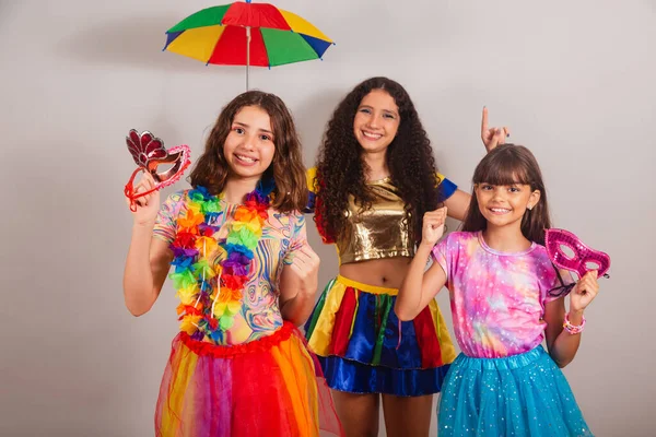 Brasileiras Amigas Vestidas Com Roupas Carnaval Dançando — Fotografia de Stock
