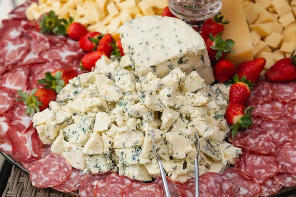 Gorgonzola奶酪集中在一个Charcuterie板上 在草莓和腊肠旁边 — 图库照片