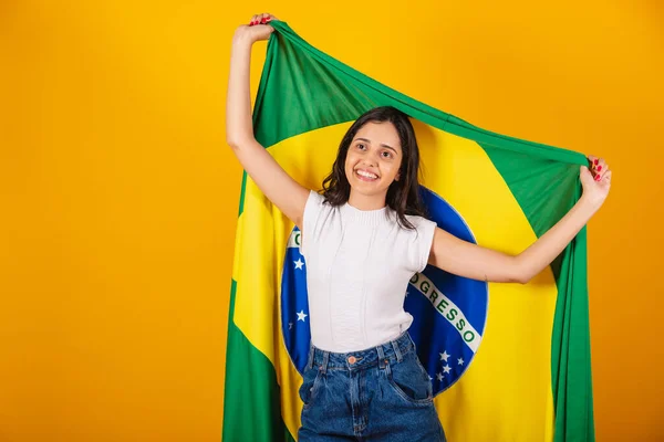 美丽的巴西女人升起巴西国旗 — 图库照片