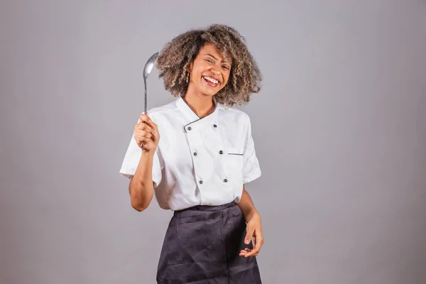 Genç Siyah Brezilyalı Kadın Aşçı Şef Restoran Üniforması Giyiyor Sosları — Stok fotoğraf