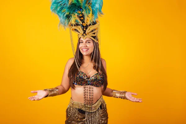 Schöne Brasilianerin Goldener Karnevalskleidung Mit Karnevalstänzerin Federkrone Willkommen Mit Offenen — Stockfoto