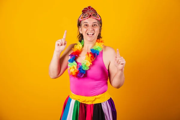 Mulher Adulta Roupas Carnaval Sorrindo Para Dançar Câmera — Fotografia de Stock