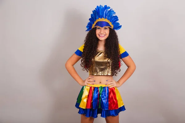 Mladá Dívka Brazilka Frevo Oblečením Karneval Nošení Péřové Čelenky Pózující — Stock fotografie