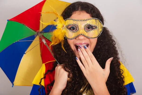 Genç Bir Kız Brezilyalı Frevo Elbiseli Karnaval Frevo Şemsiyesi Tutuyor — Stok fotoğraf
