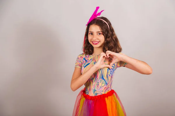 Criança Brasileira Menina Vestida Com Roupa Carnaval Sinal Coração Com — Fotografia de Stock