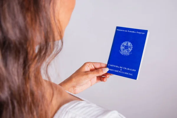 手を握る仕事と社会保障カード ブラジルの文書 — ストック写真
