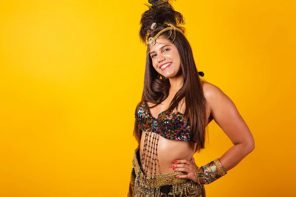 Piękna Brazylijka Karnawałowych Ubraniach Uśmiechnięta Rękami Biodrach — Zdjęcie stockowe