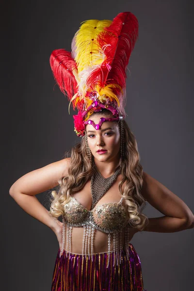Tiro Vertical Medio Cuerpo Hermosa Brasileña Vestida Carnaval Posando Para — Foto de Stock