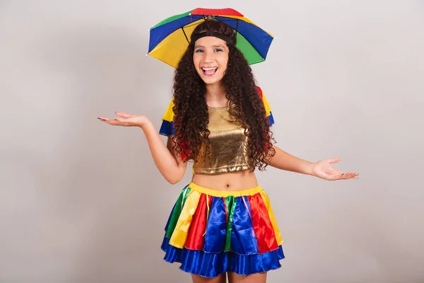 Junges Teenager Mädchen Brasilianisch Mit Frevo Kleidung Karneval Mit Schirmmütze — Stockfoto
