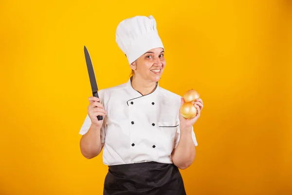 Dorosła Brazylijka Szef Kuchni Mistrz Gastronomii Trzymanie Cebuli Noża — Zdjęcie stockowe