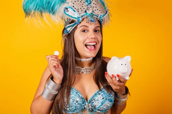 Schöne Brasilianerin Mit Blauer Karnevalskleidung Federkrone Karnevalskönigin Sparschwein Und Münze — Stockfoto