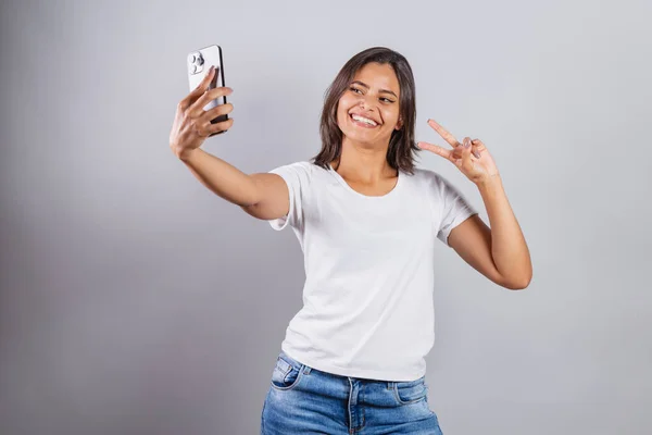 Mulher Brasileira Com Smartphone Tirando Auto Retrato Foto Selfie — Fotografia de Stock