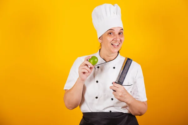 Femme Brésilienne Adulte Chef Maître Gastronomie Cuisiner Râpe Exploitation Citron — Photo