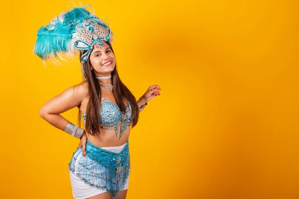 Красивая Бразильская Женщина Сине Белой Карнавальной Одежде Перьями Улыбаясь Глядя — стоковое фото