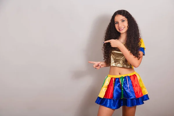 Genç Bir Kız Brezilyalı Frevo Elbiseli Karnaval Yanında Bir Şey — Stok fotoğraf