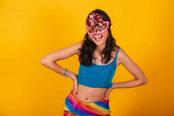 Bela Mulher Brasileira Roupas Carnaval Vestindo Máscara Carnaval Com Mãos — Fotografia de Stock