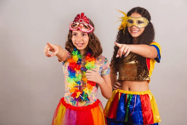 Amigas Brasileiras Vestidas Com Roupas Carnaval Apontando Para Algo Distância — Fotografia de Stock
