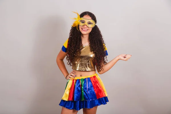 Молодая Девушка Подросток Бразильянка Свободной Одежде Карнавале Маска Руки Бедра — стоковое фото