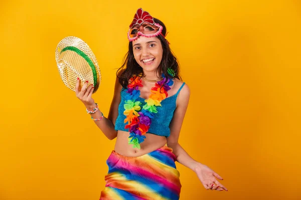 Bela Mulher Brasileira Roupas Carnaval Segurando Chapéu — Fotografia de Stock