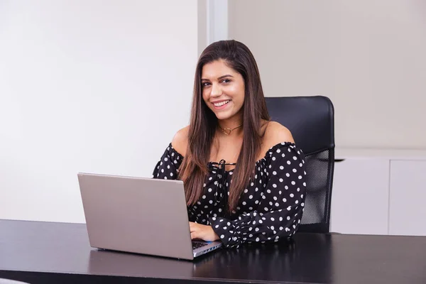 Красивая Бразильская Женщина Предприниматель Офисе Помощью Ноутбука Смартфона Работает — стоковое фото