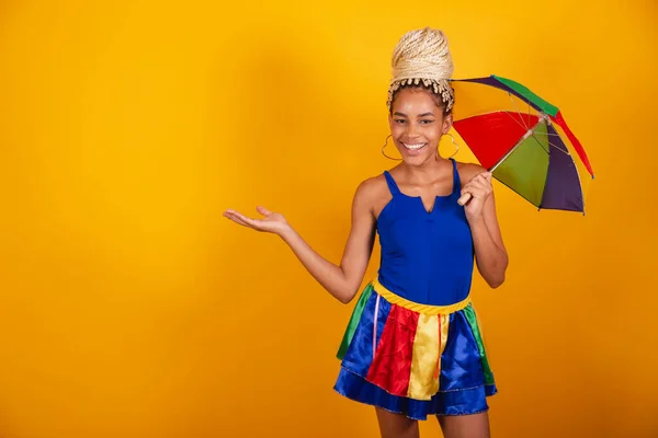 Schöne Schwarze Brasilianerin Karnevalskleidung Gekleidet Blauer Und Gelber Hintergrund Dutt — Stockfoto