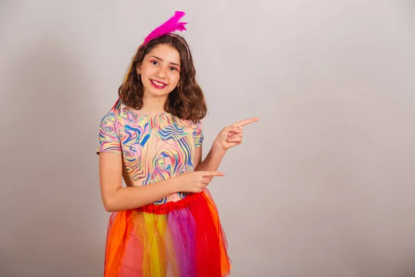 Criança Brasileira Menina Vestida Com Roupa Carnaval Apresentando Algo Para — Fotografia de Stock