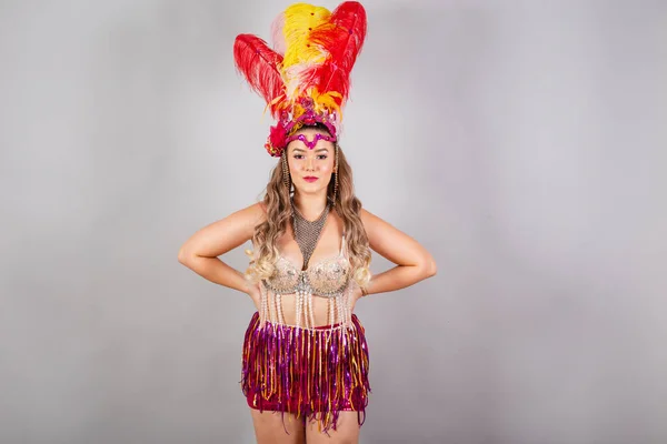 Horizontal Metade Corpo Baleado Bela Mulher Brasileira Roupas Carnaval Sorrindo — Fotografia de Stock